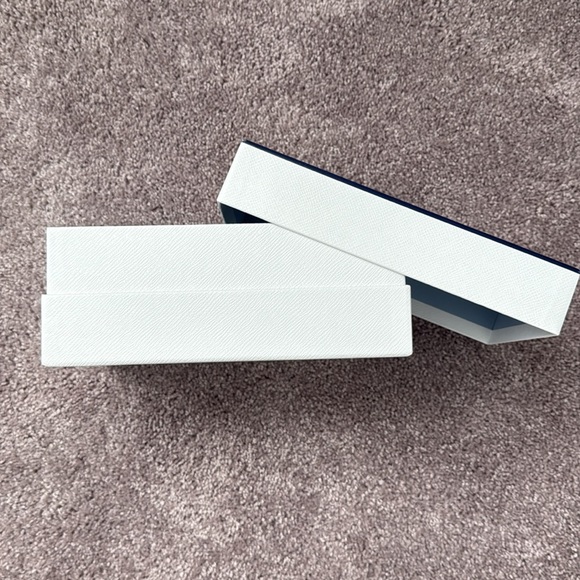 Prada Gift Box & Elastic Band - Picture 5 of 6